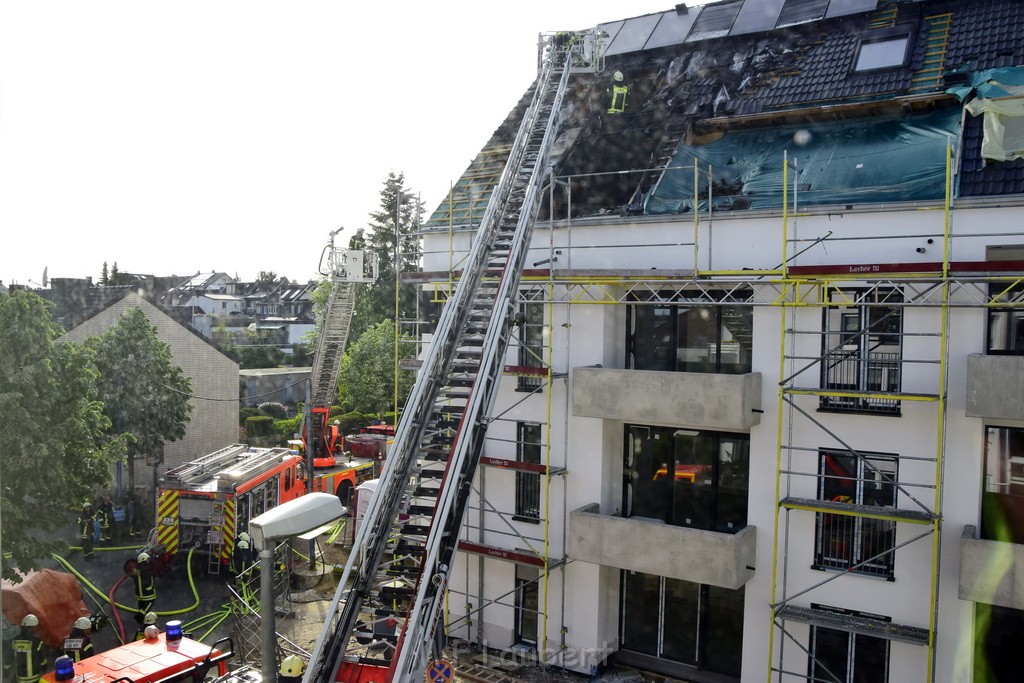 Feuer 2 Dachstuhl Koeln Dellbrueck Von der Leyen Str P120.JPG - Miklos Laubert